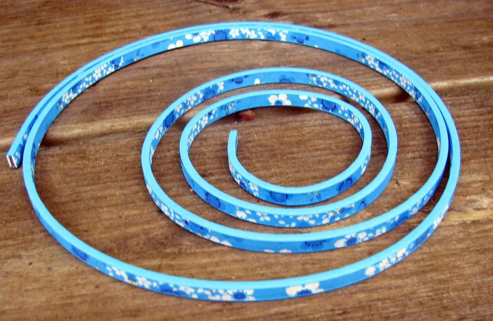 Läderimitation Platt Bred 5mm - Indigo med Blommor, Dubbelsidig 1,2m