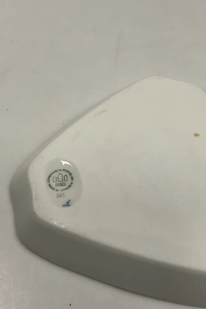 Bing og Grøndahl Julerose Plat-de-ménage No 52. Fad No 52D måler 16 cm (6.39 inch ). Sennepskrukke No 52C og Salt- og pebe...
