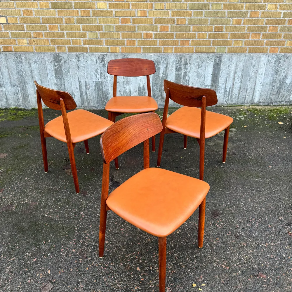 Adjust med fyra matstolar av Harry Østergaard