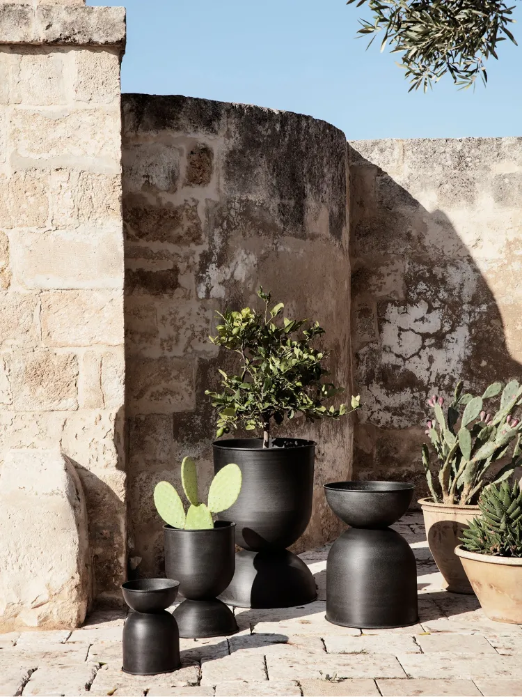 Hourglass Pot - Surplus Small - Black Recipe Book