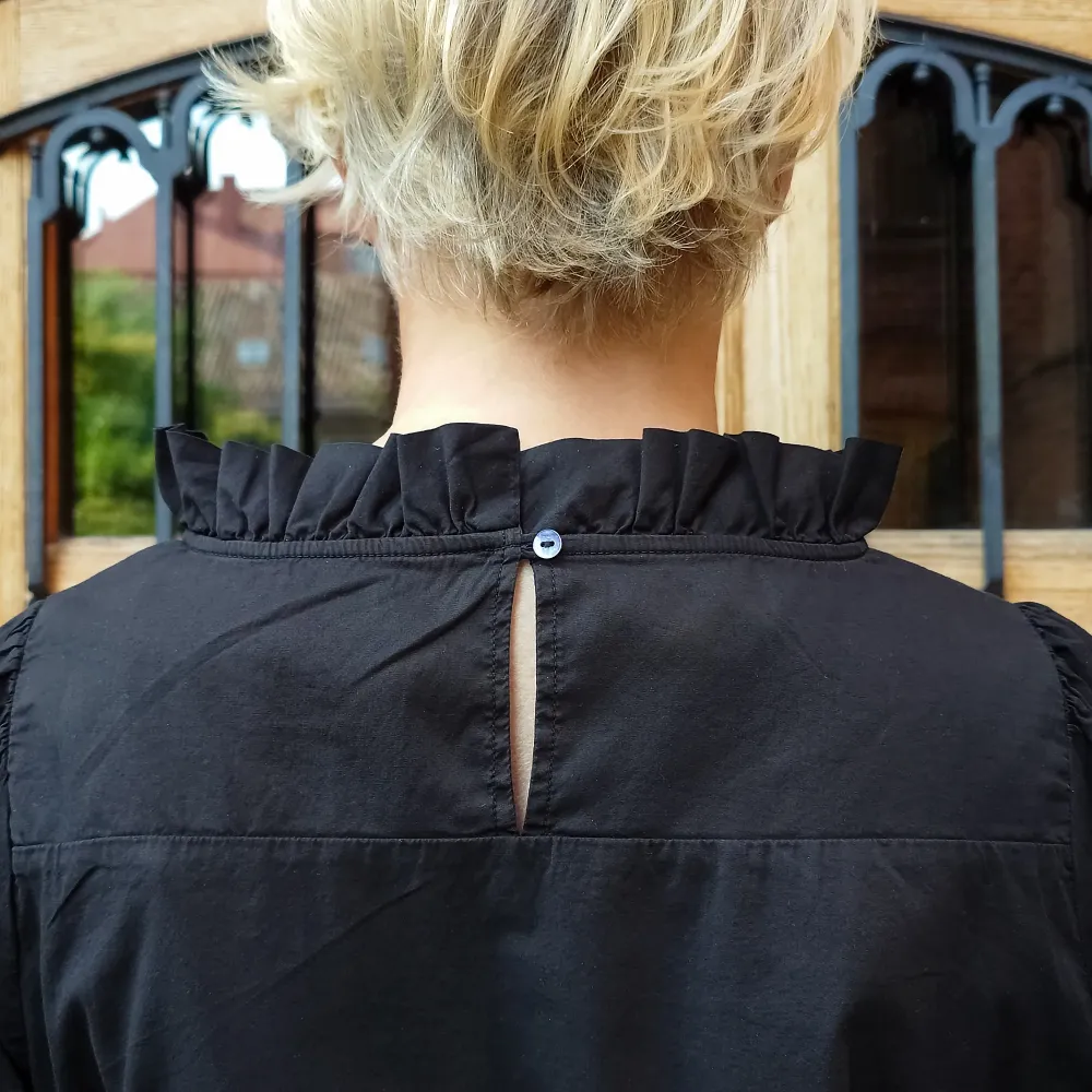 OWN poplinklänning med veckad ståkrage - Black S