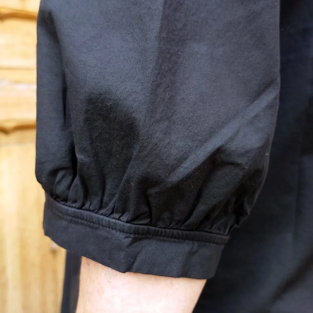 OWN poplinklänning med veckad ståkrage - Black S