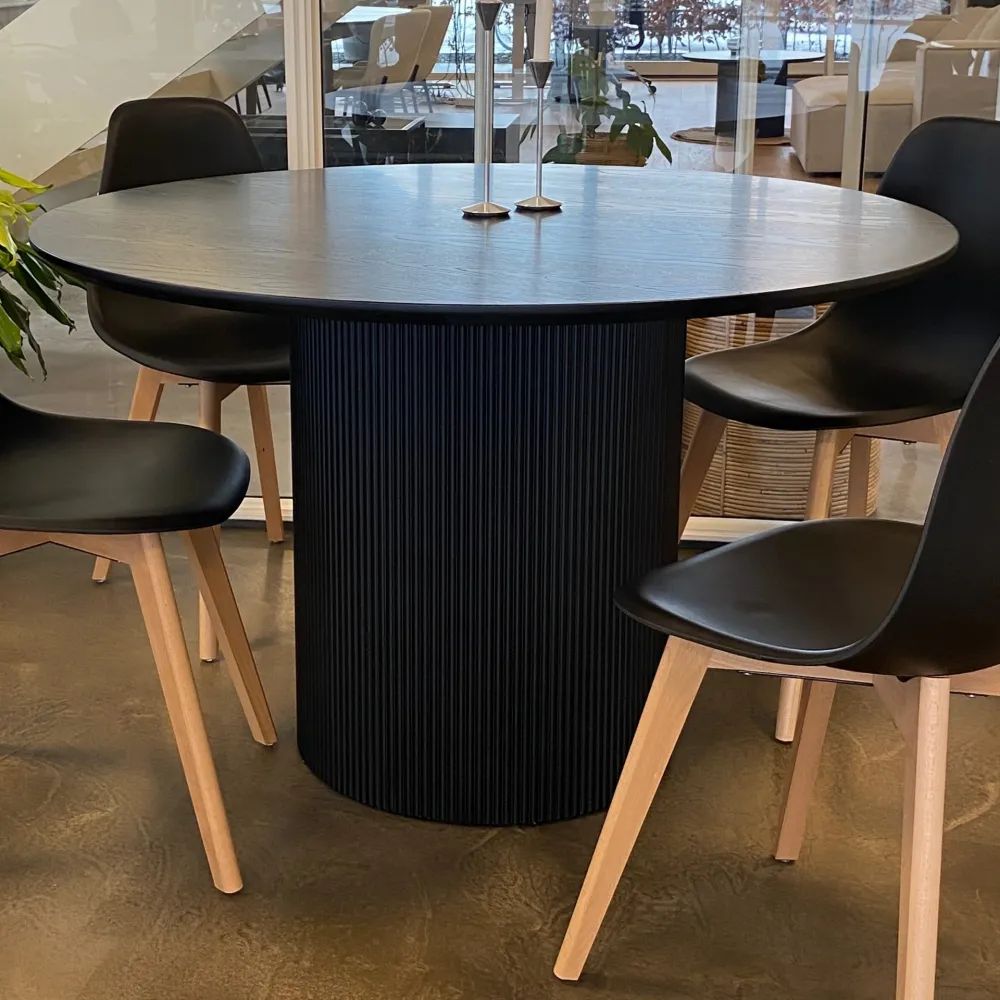 Carisma - Runt matbord med lameller, 120 cm i kolsvart med pelarben