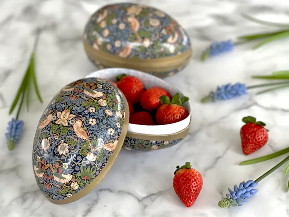 Påskägg med hemkokta kolor William Morris Strawberry Thief