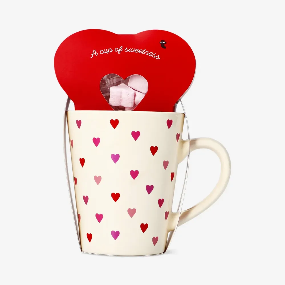 Alla hjärtans dag-mugg med fyllning av varm choklad och minimarshmallows