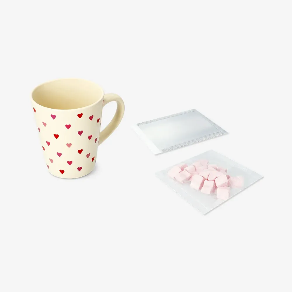 Alla hjärtans dag-mugg med fyllning av varm choklad och minimarshmallows