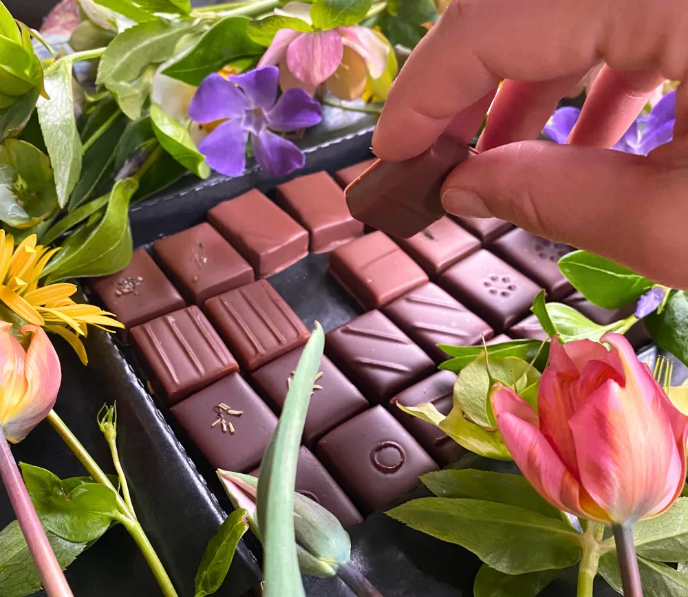 Mors dag presentbox med 24 handgjorda chokladpraliner