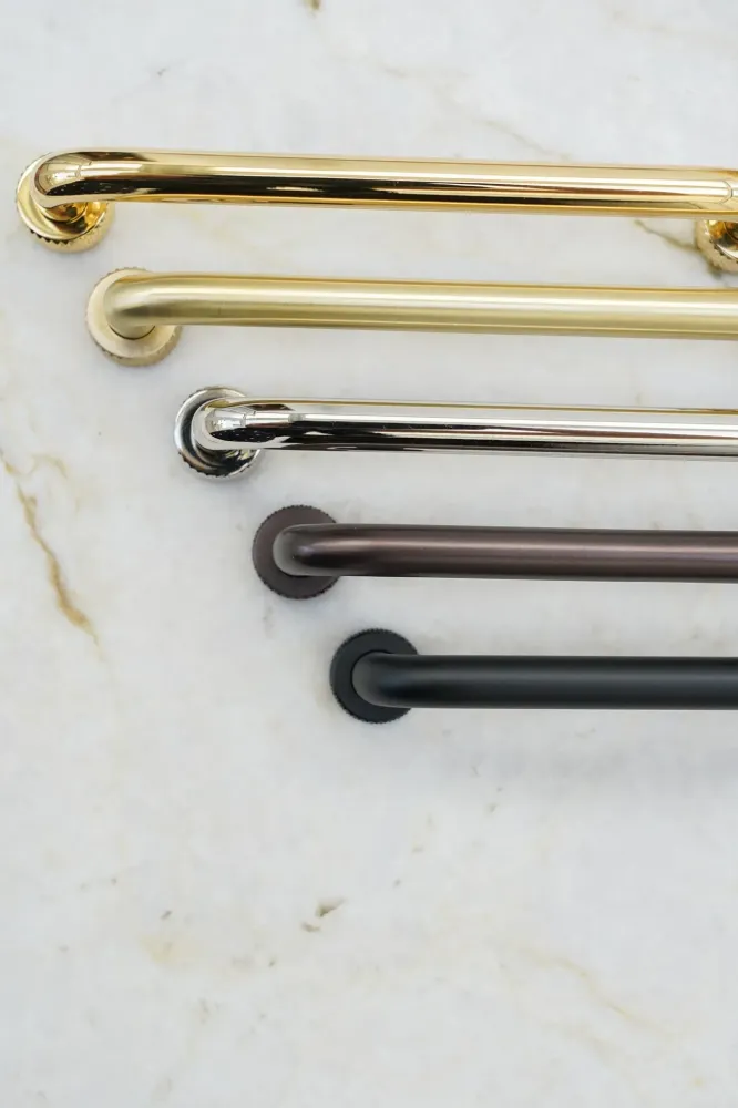 Trianglen • Kökshandtag i brunerad massiv golden metal