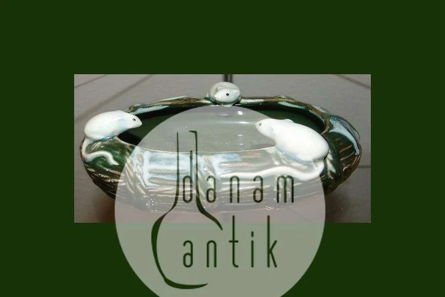 Antik keramik skål med 3 mus
