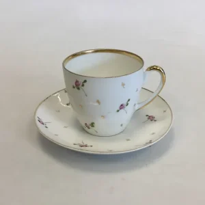 Bing & Grøndahl Gammel Kaffekop dekoreret med små blomster og guldkløver