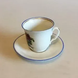 Bing & Grøndahl Kaffekop dekoreret med buket af roser. Fra 1853-1894