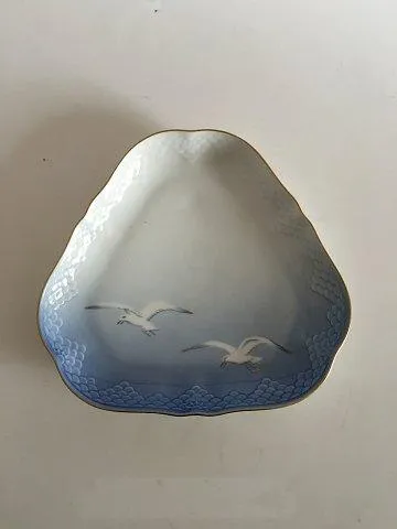 Bing & Grøndahl Måge med Guld Trekantet Fad No 40 / 354