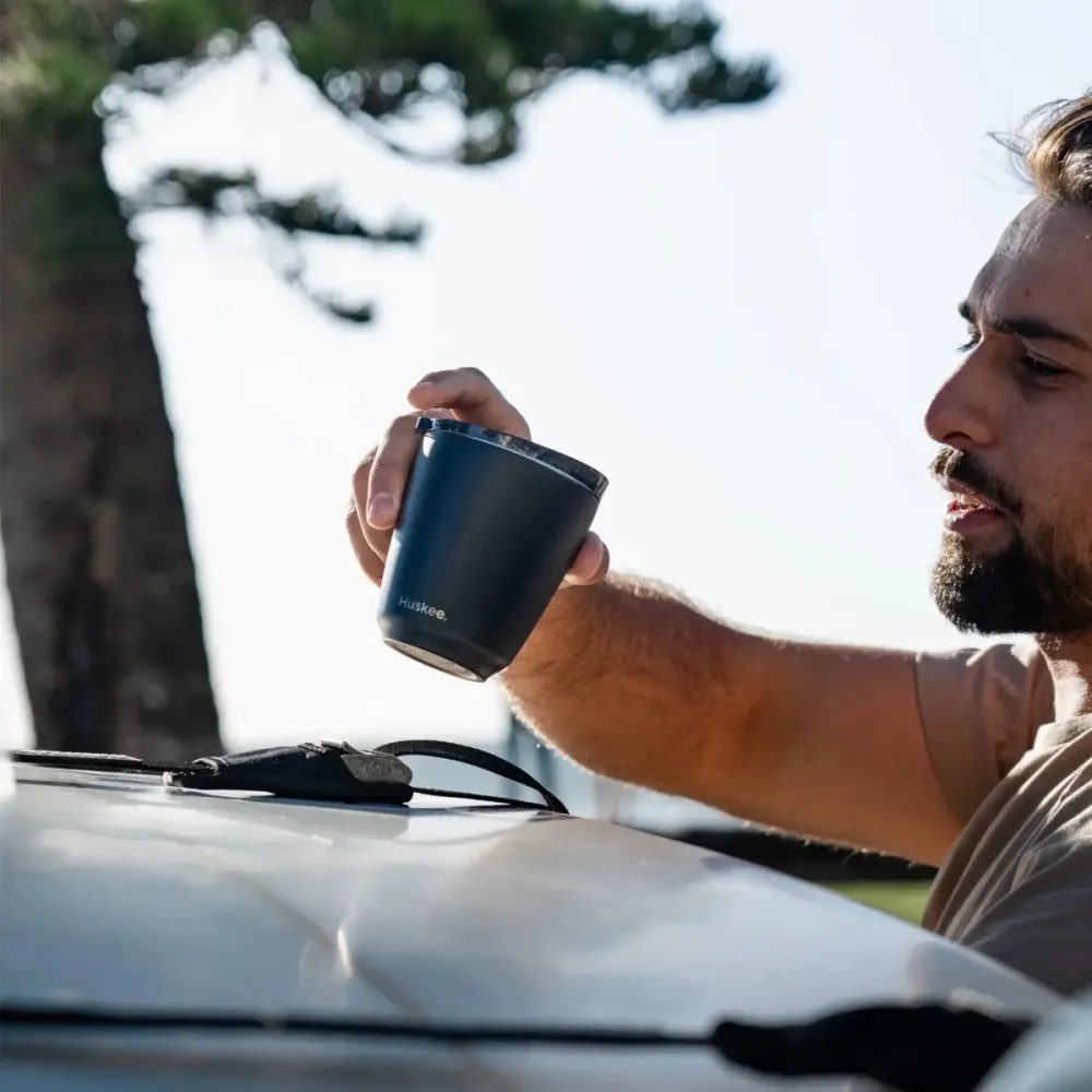 Huskee Stål mugg 235 ml – hållbar kaffekopp i svart