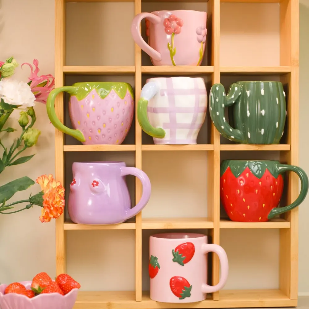 Mugg med präglade blommor - 330 ml