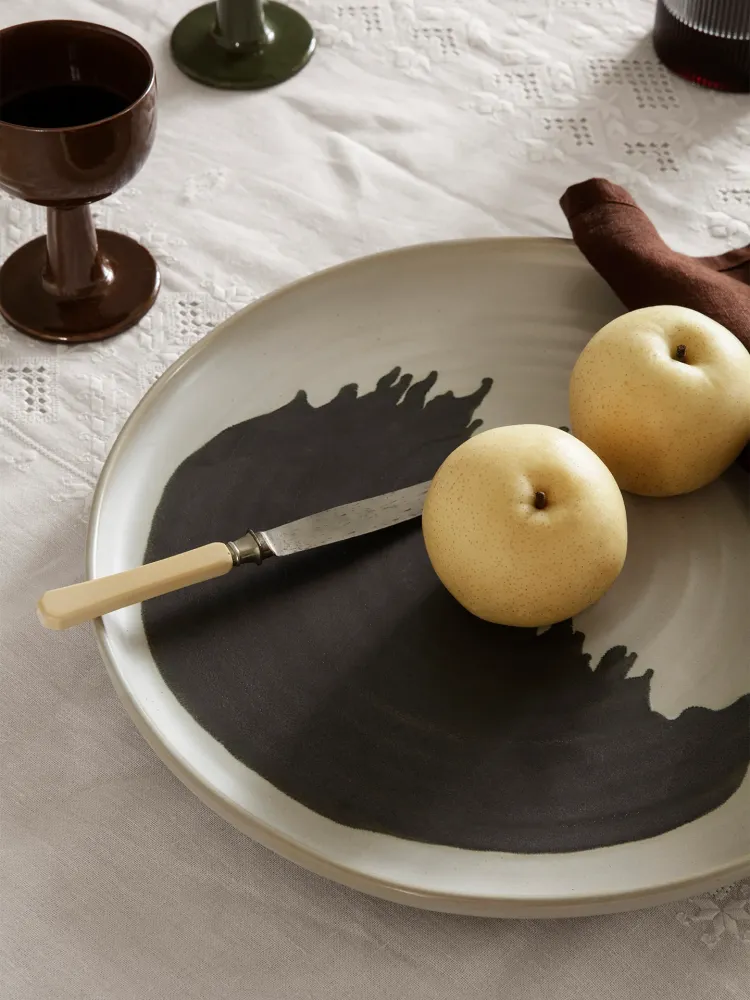Omhu Centrepiece - Off-White/Charcoal