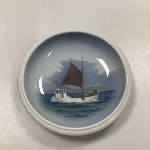 Royal Copenhagen Art Nouveau Skål med skib No. 2927 / 2528