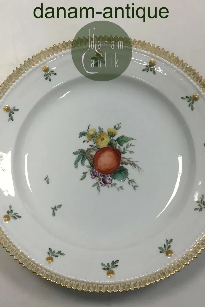 Royal Copenhagen Flora Danica Juliane Marie Frokosttallerken No 17/3550