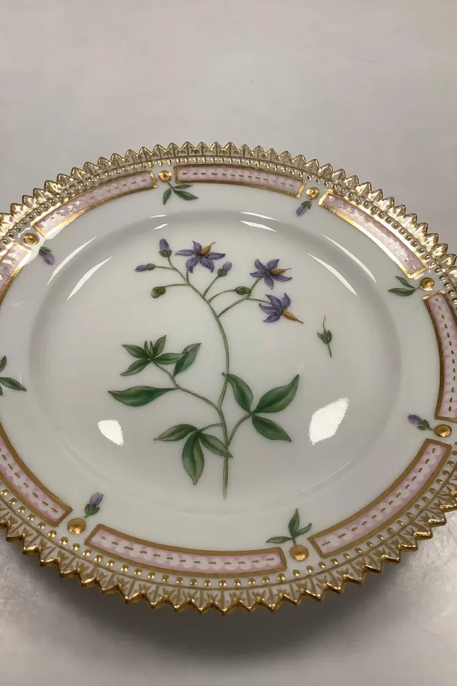 Royal Copenhagen Flora Danica Kagetallerken No 20/3552