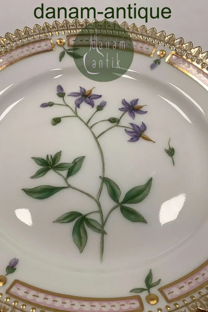 Royal Copenhagen Flora Danica Kagetallerken No 20/3552
