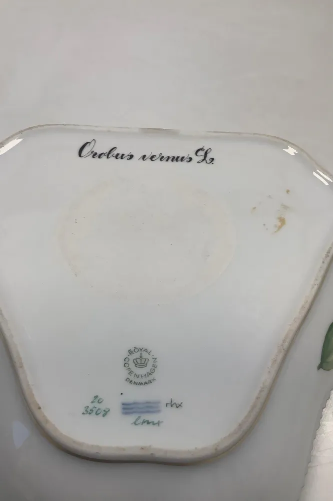 Royal Copenhagen Flora Danica 3 kantet Skål 3508