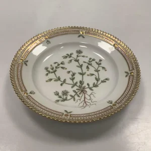 Royal Copenhagen Flora Danica Salat Tallerken No 20 / 3551