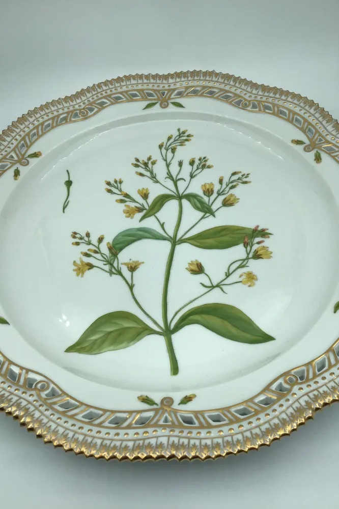 Royal Copenhagen Flora Danica Stor Rundt Fad No 20/3528.