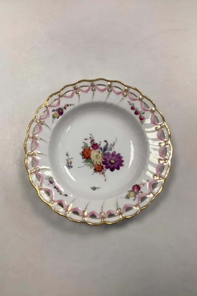 Royal Copenhagen Fuld Saksisk Blomst Dyb Tallerken med Gennembrudt Blondekant fra 1860-1890