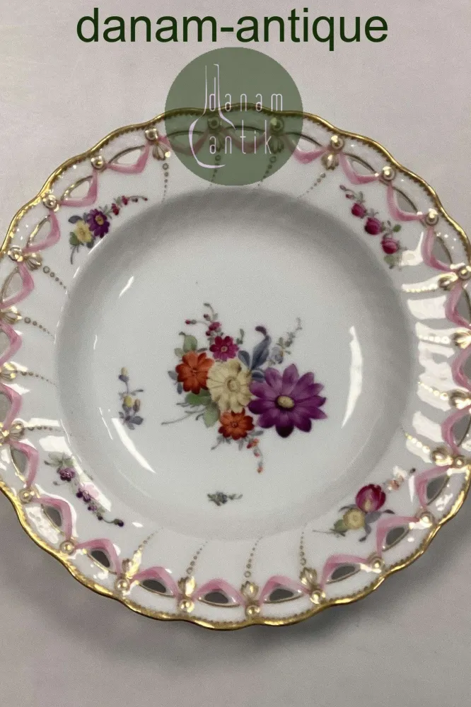Royal Copenhagen Fuld Saksisk Blomst Dyb Tallerken med Gennembrudt Blondekant fra 1860-1890