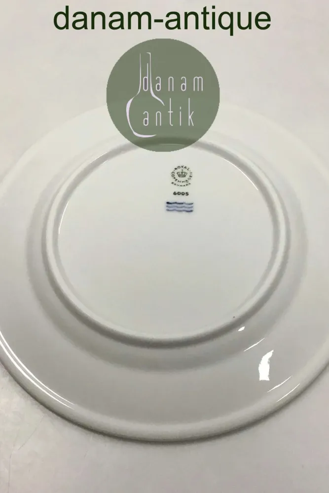Royal Copenhagen Hotelporcelæn dekoreret med vilde planter Sidetallerken No 6005