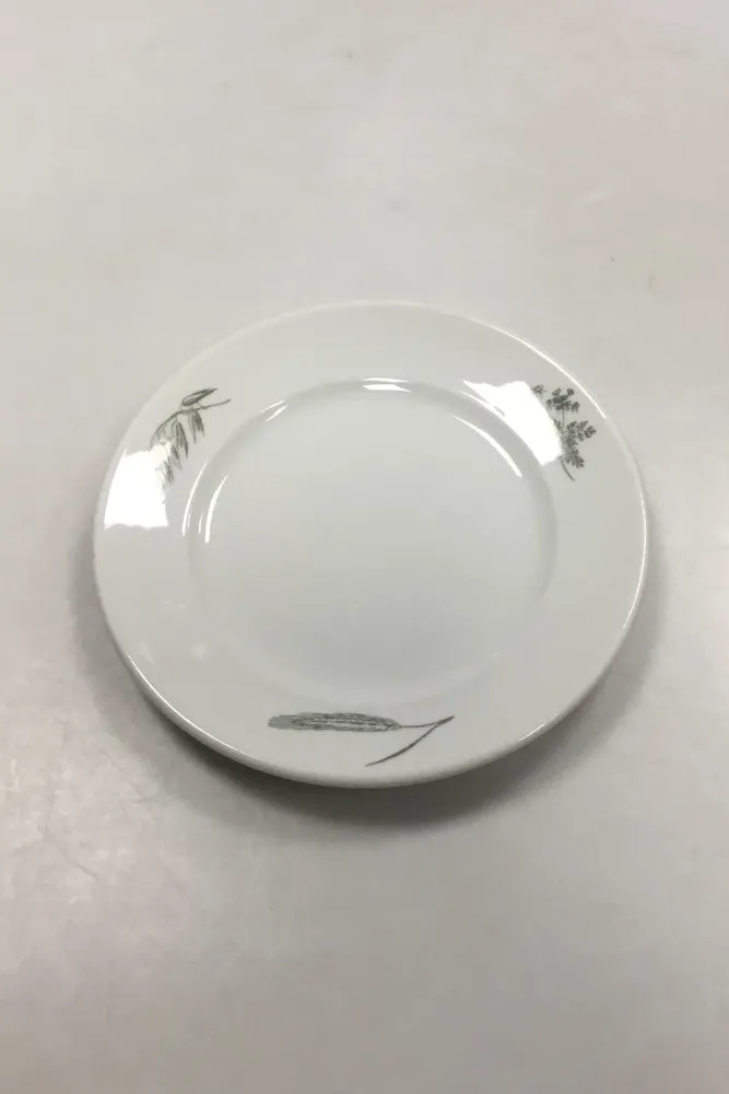 Royal Copenhagen Hotelporcelæn dekoreret med vilde planter Kagetallerken No 6006