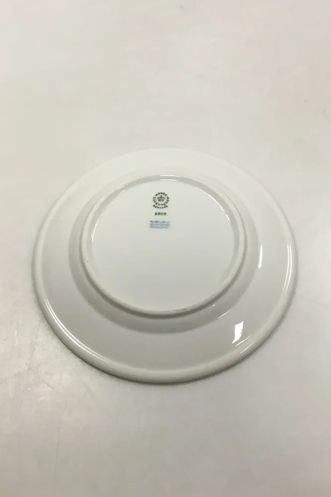 Royal Copenhagen Hotelporcelæn dekoreret med vilde planter Kagetallerken No 6006