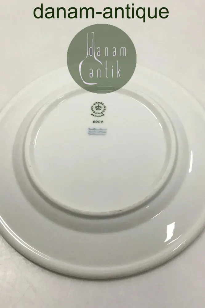 Royal Copenhagen Hotelporcelæn dekoreret med vilde planter Kagetallerken No 6006