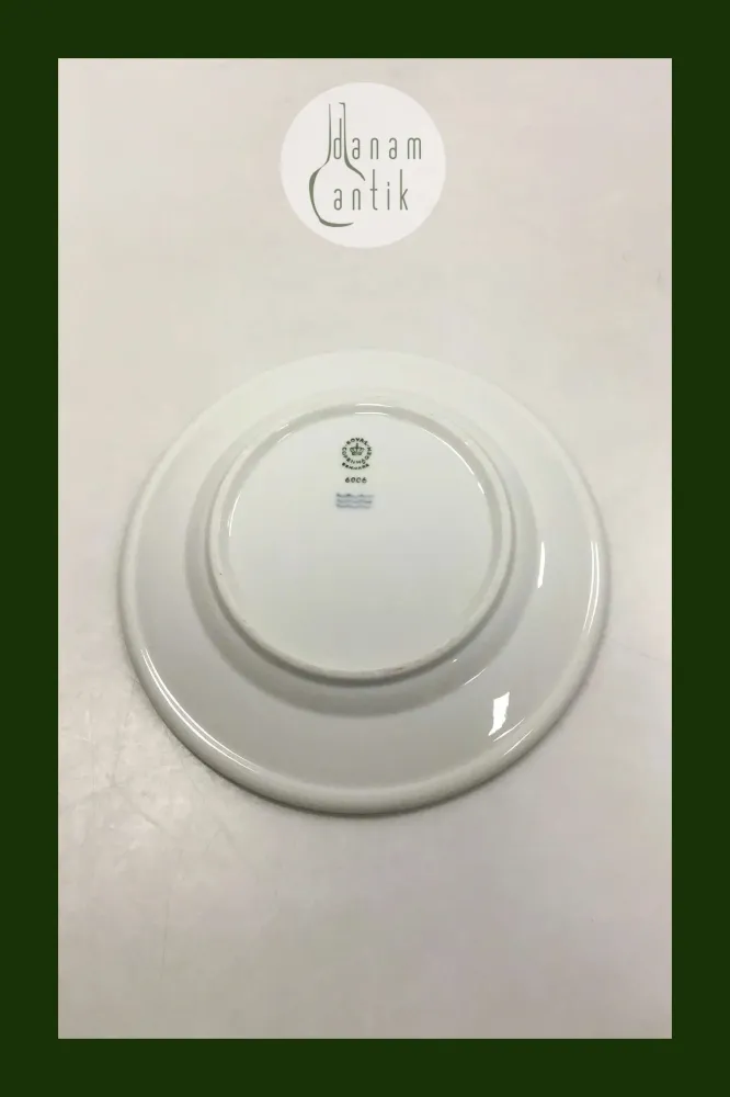 Royal Copenhagen Hotelporcelæn dekoreret med vilde planter Kagetallerken No 6006