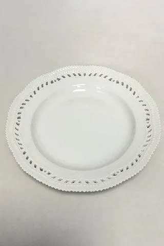 Royal Copenhagen Hvid Flora Danica / Perlestel Tallerken med gennembrudt kant No. 3554