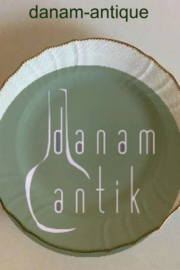 Royal Copenhagen Hvid Svejfet med takket guldkant (Stel 387 / Josephine) Frokosttallerken No 1623