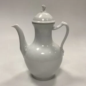Royal Copenhagen Josephine, Hvid Svejfet Kaffekande No. 128