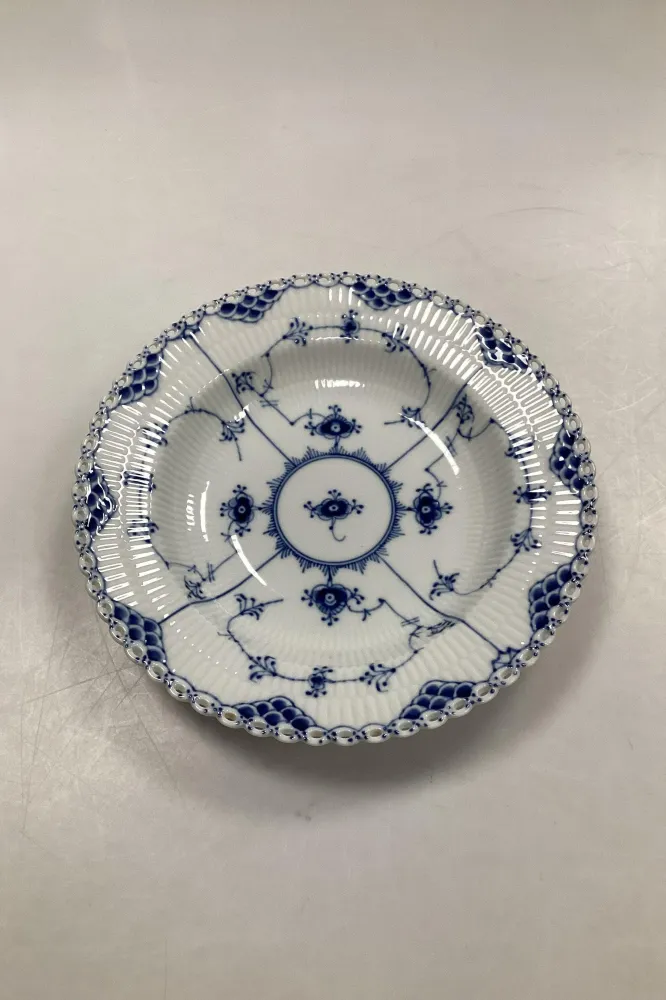 Royal Copenhagen Musselmalet Helblonde med gennembrudt kant Dyb Tallerken No 1/1078