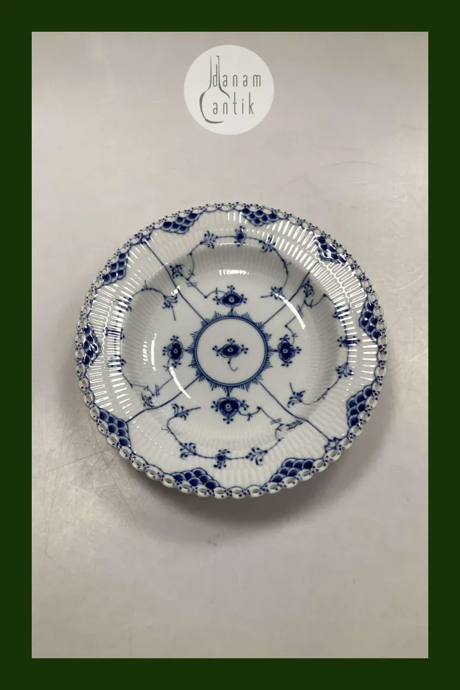 Royal Copenhagen Musselmalet Helblonde med gennembrudt kant Dyb Tallerken No 1/1078