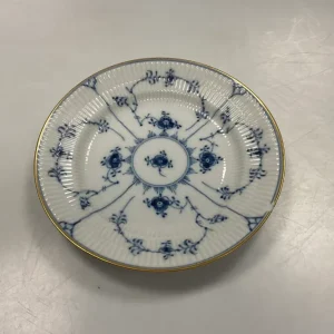 Royal Copenhagen Musselmalet Riflet Frokosttallerken med guld Dannebrog No. 178