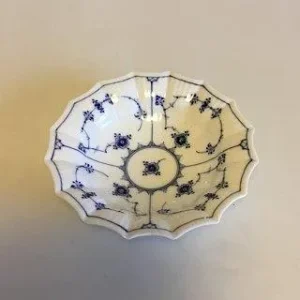 Royal Copenhagen Musselmalet Riflet Kantet skål No. 141