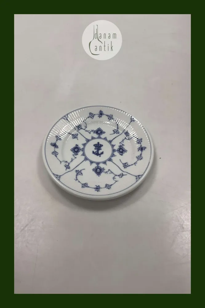 Royal Copenhagen Musselmalet Riflet Tallerken No 331 fra Søværnet