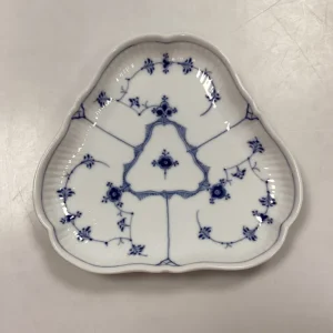 Royal Copenhagen Musselmalet Riflet Trekantet Fad No. 27