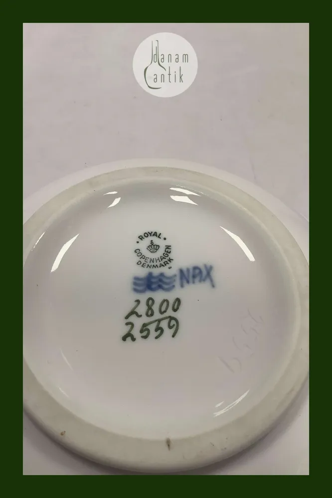 Royal Copenhagen Skål med blomster No 2800/2559