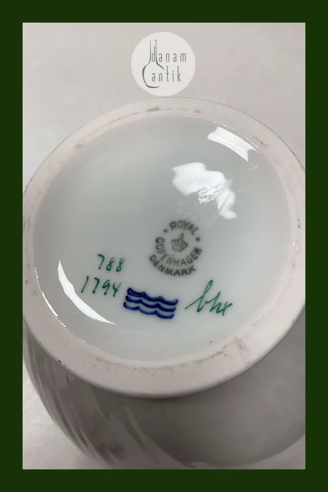 Royal Copenhagen Stel 788 Rundt Kaffekande No 1794