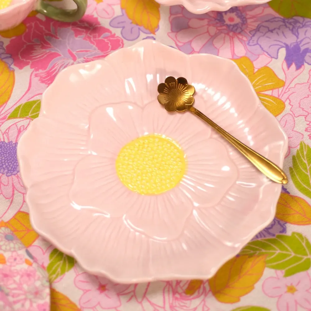 Tallrik med rosa blommor