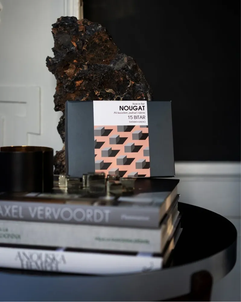 Chokladask med krämiga tryfflar av hasselnötsnougat i lakrits