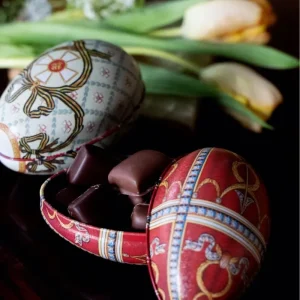 Lyxigt påskägg i Fabergémönster fyllt med praliner