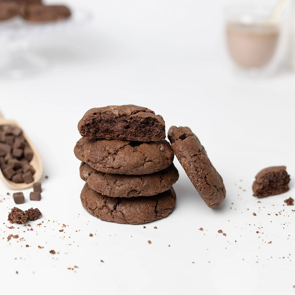 Bakning mixa mörka chokladkakor med mörk choklad