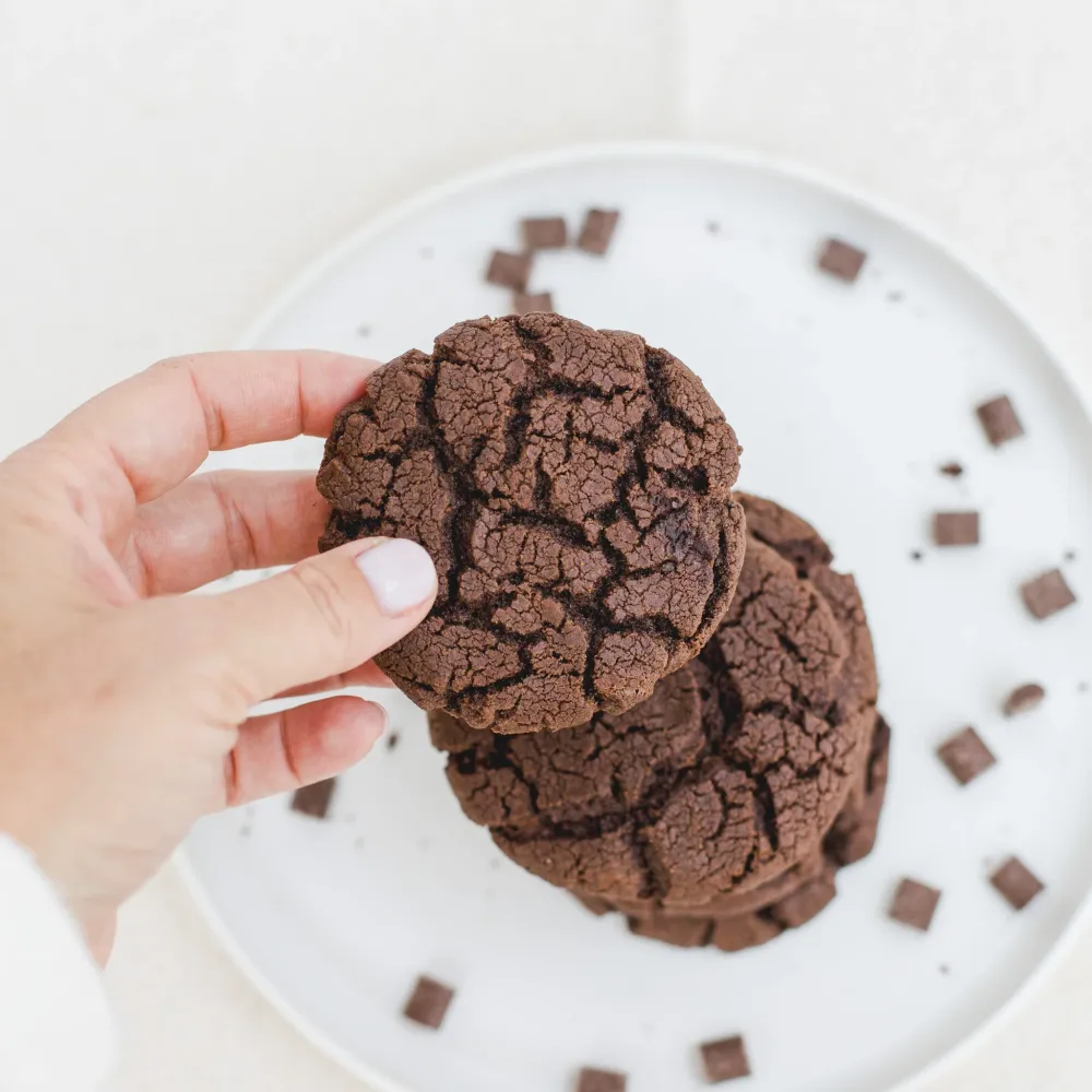 Bakning mixa mörka chokladkakor med mörk choklad