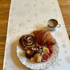 Stain-Resistant Polyester Table Runner - Golden Snowfall 140